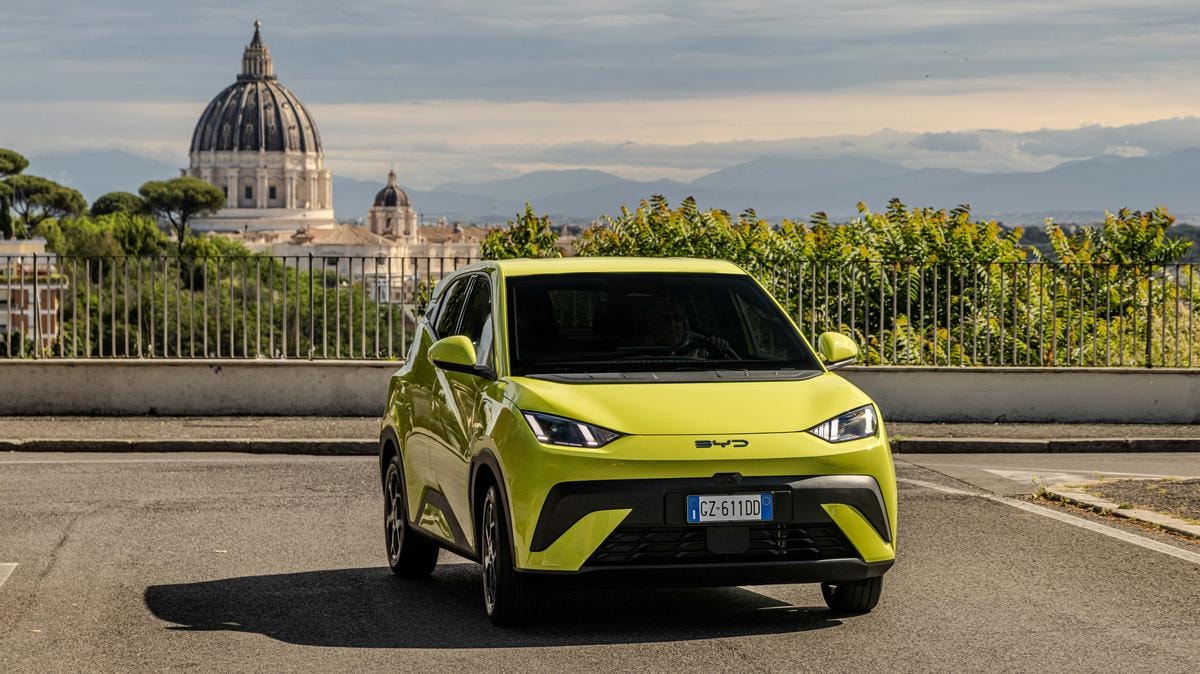 Byd lancia Dolphin Surf, la piccola auto elettrica sotto i 20 mila euro. La sfida ai colossi europei