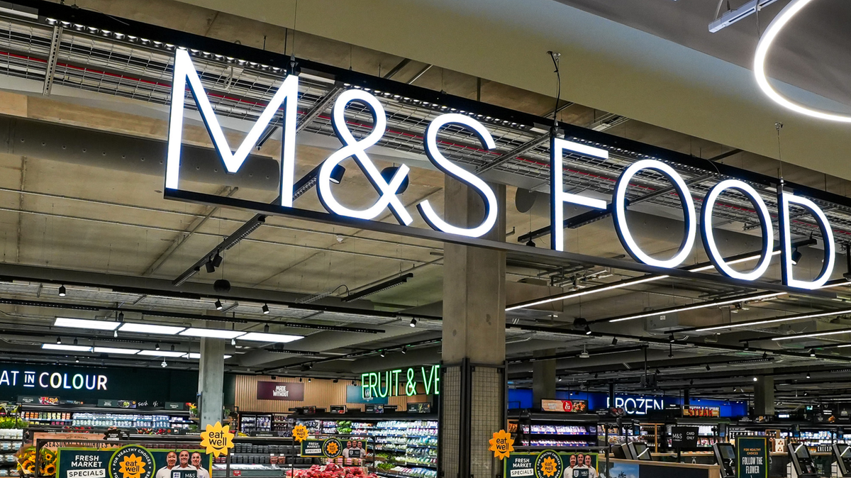M&amp;S, l’attacco informatico cancella quasi un terzo dei profitti annuali. Ma per Rbc Capital Markets il titolo può recuperare