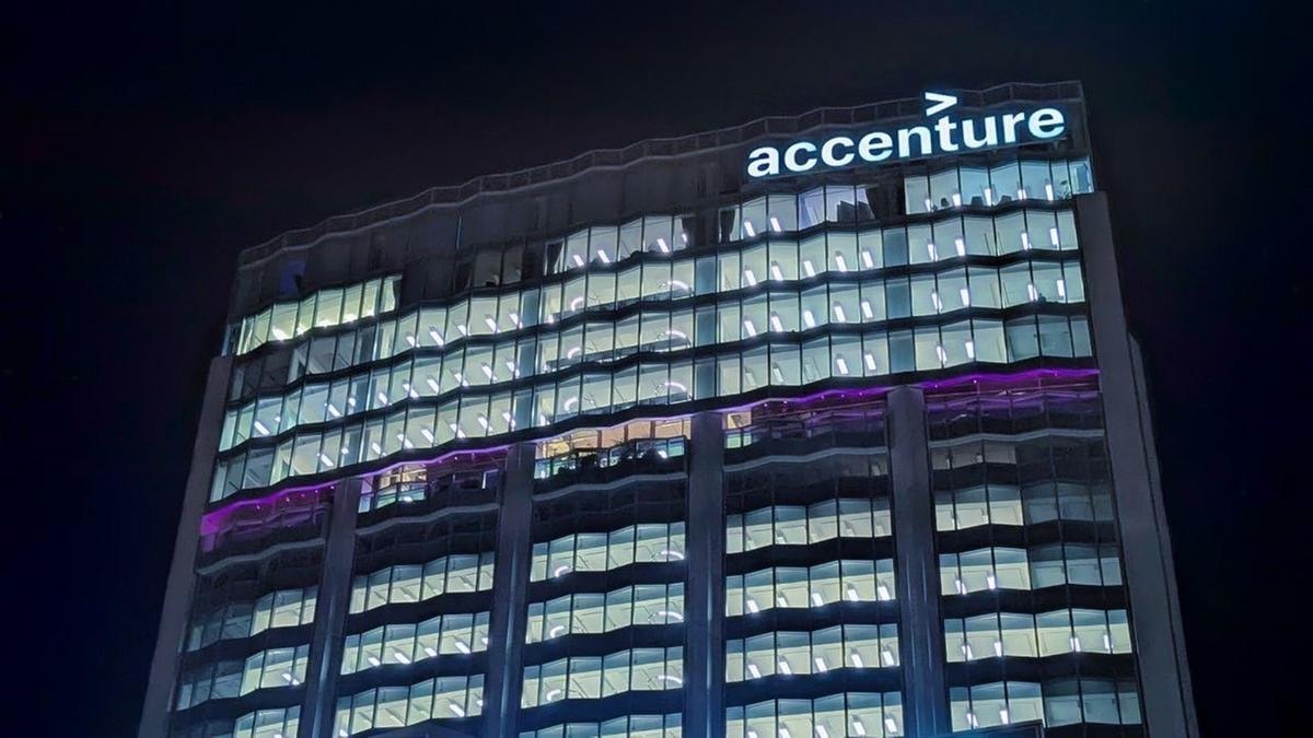 I dipendenti sono scontenti? Accenture ne promuove 50 mila per risollevare il loro morale