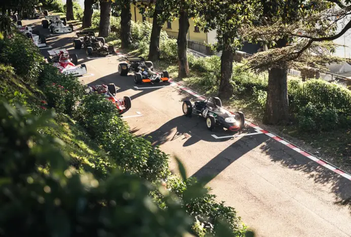Velocissimo 2025. Il Futurismo in scena sul lago di Como a Fuoriconcorso. Tra auto d’epoca e hypercar da sogno