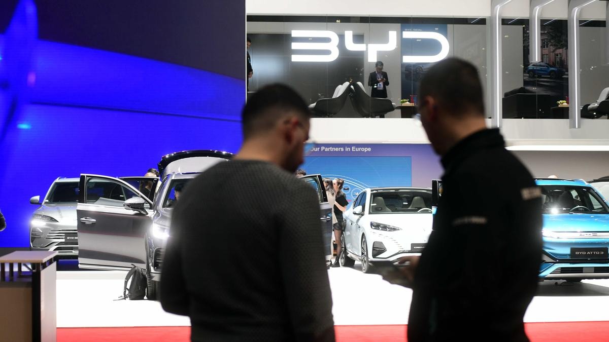 Auto, il sorpasso di Byd: in Europa le vendite del gigante cinese superano per la prima volta quelle di Tesla