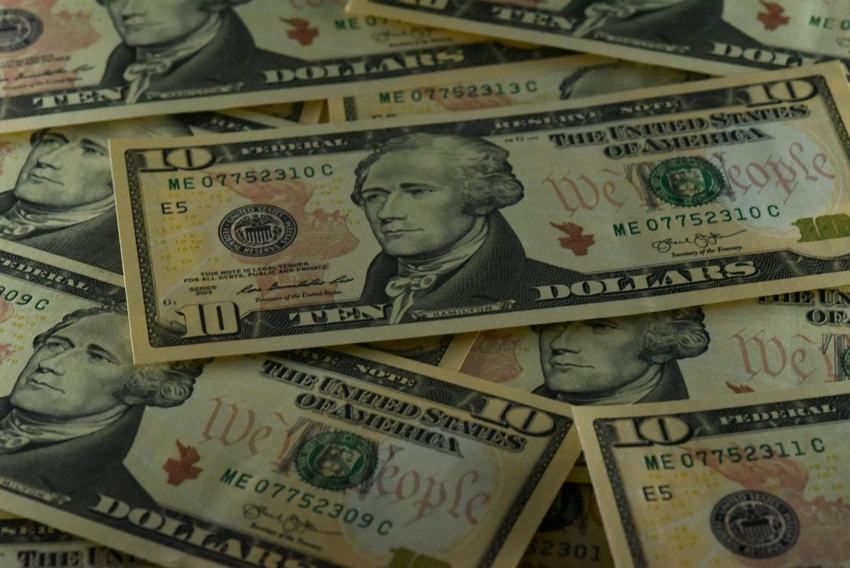 Usa, perché Donald Trump ha accelerato l’indebolimento del dollaro senza pensare alle conseguenze 