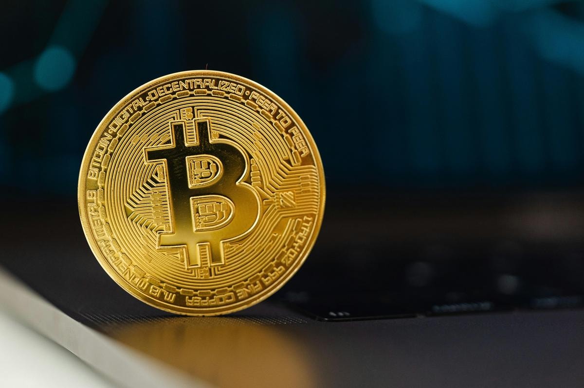 Bitcoin vicino a 112 mila dollari: c’è ancora spazio per il rally? Cosa dicono gli analisti