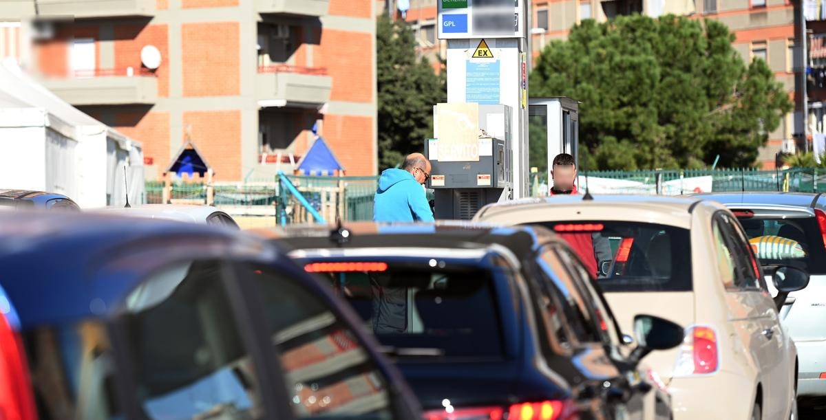 Benzina, l’accisa immortale: ecco qual è il prezzo delle promesse mancate