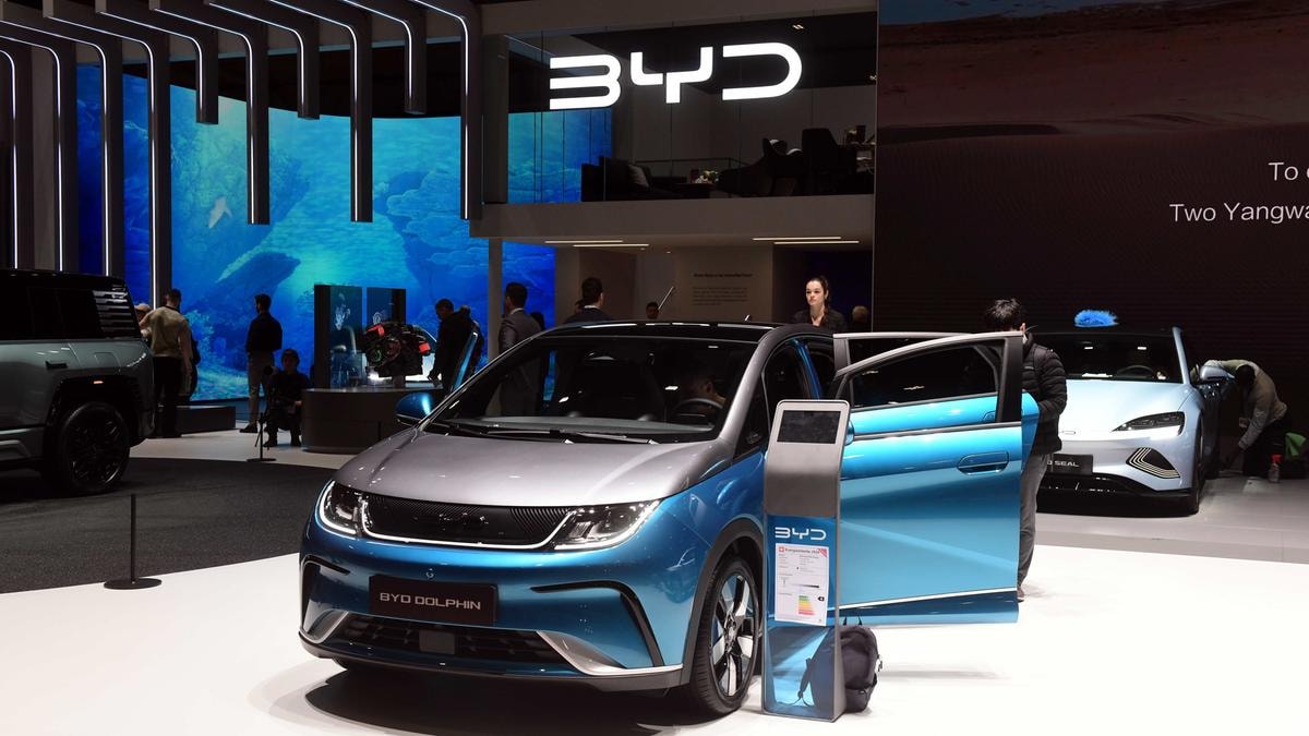 Byd taglia i prezzi alle auto elettriche e crolla in borsa trascinando a Hong Kong anche gli altri costruttori cinesi