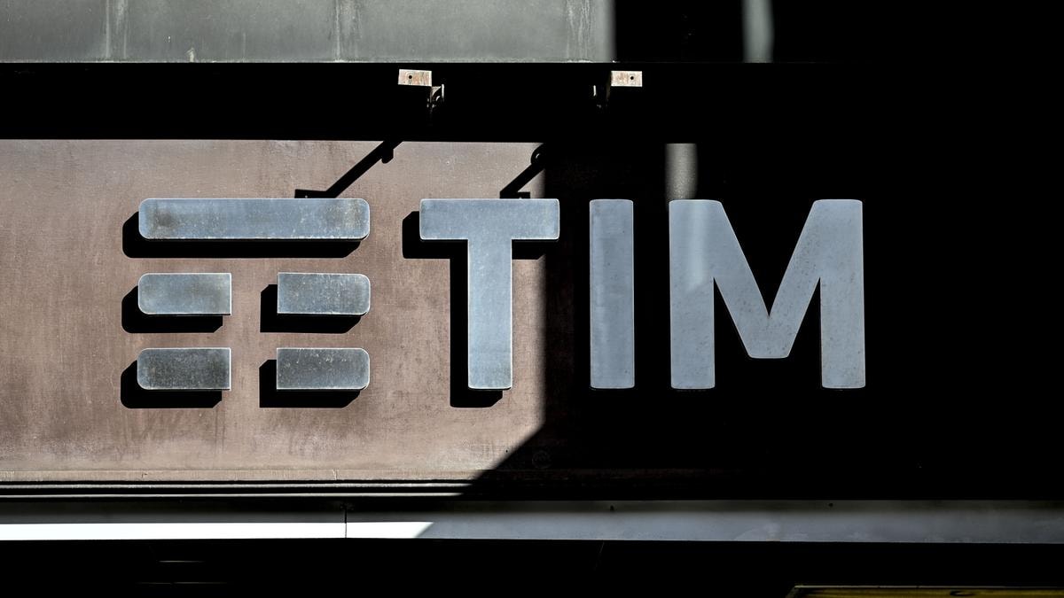 Tim sulle montagne russe a Piazza Affari: prima tocca 0,4 euro, poi crolla con i problemi in Cassazione sul rimborso del miliardo