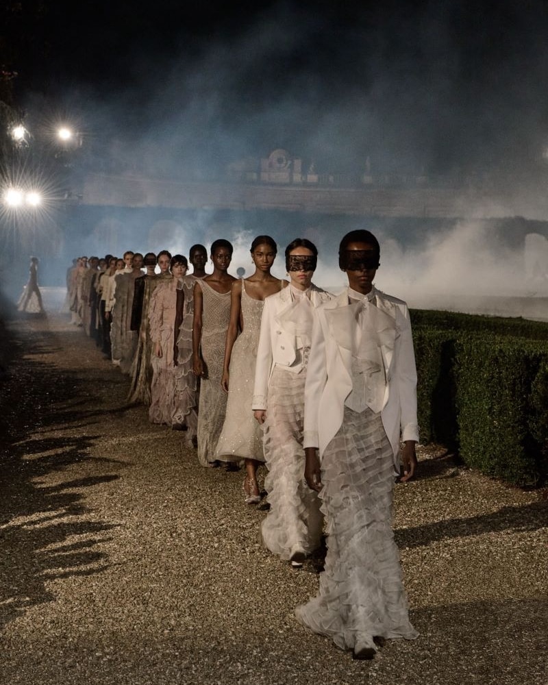 Il finale della sfilata cruise 2026 di Dior (ph. Adrien Dirand @Fondazione Torlonia)
