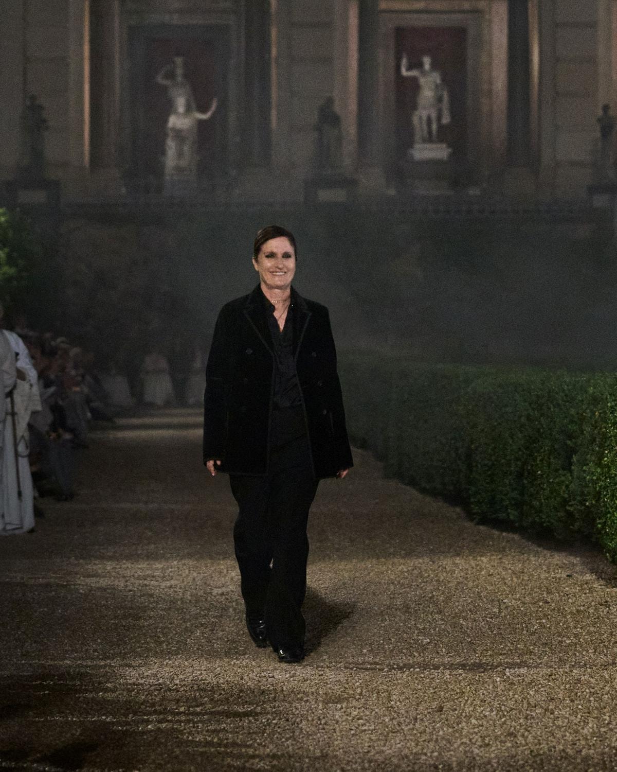 Maria Grazia Chiuri alla fine dello show cruise 2026 (courtesy Dior)