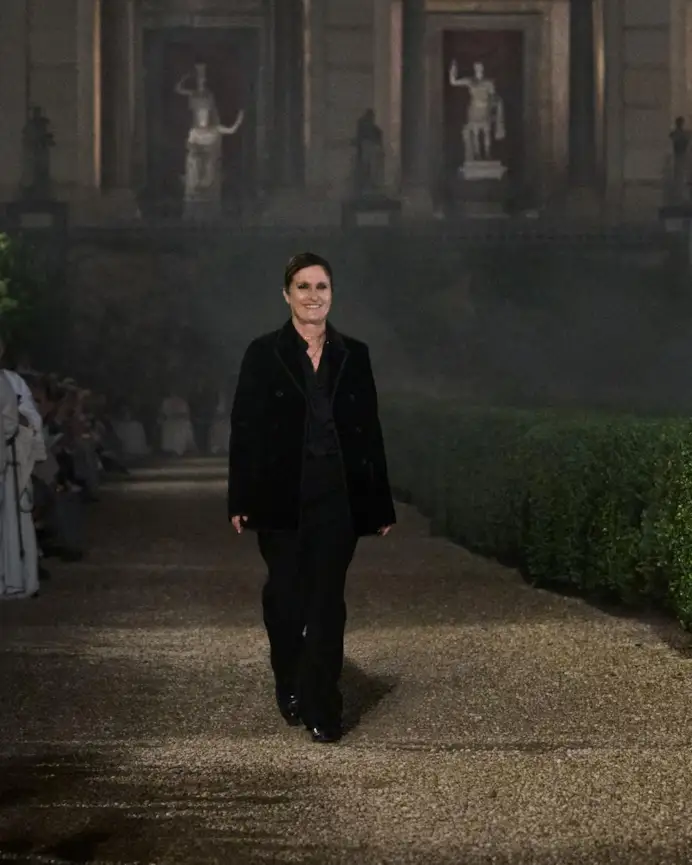 Maria Grazia Chiuri alla fine dello show cruise 2026 (courtesy Dior)