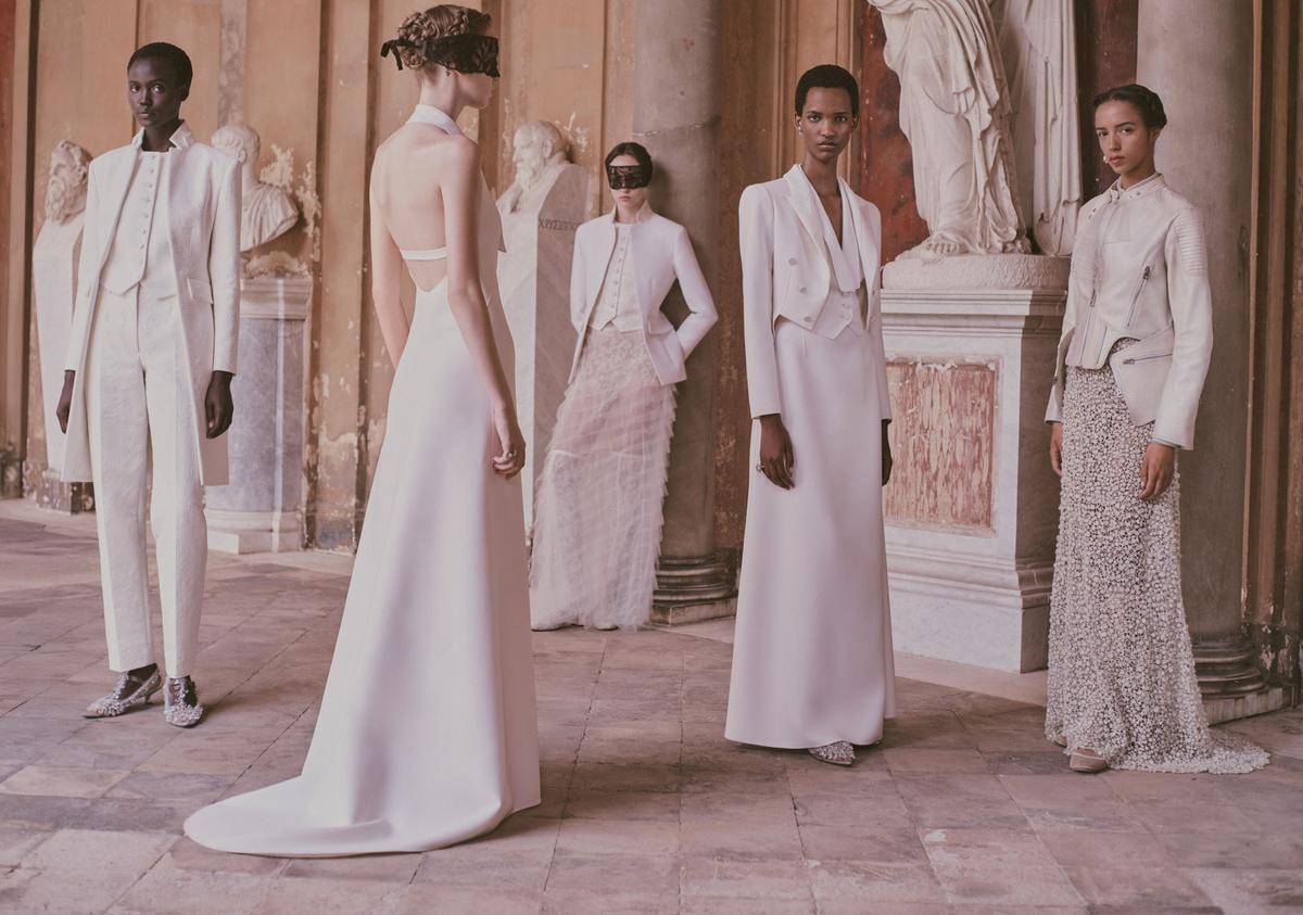 Un groupshot di modelle con look cruise 2026 di Dior  (ph. Laura Sciacovelli, courtesy Fondazione Torlonia)