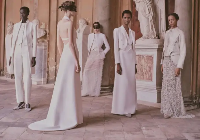 Un groupshot di modelle con look cruise 2026 di Dior (ph. Laura Sciacovelli, courtesy Fondazione Torlonia)