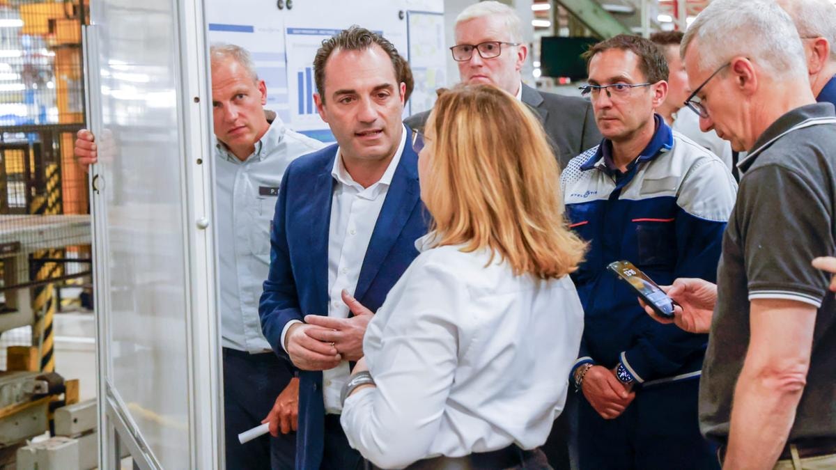 Stellantis, il ceo Antonio Filosa conclude in Germania il tour degli stabilimenti europei. Adesso tocca ai mercati extra-Ue