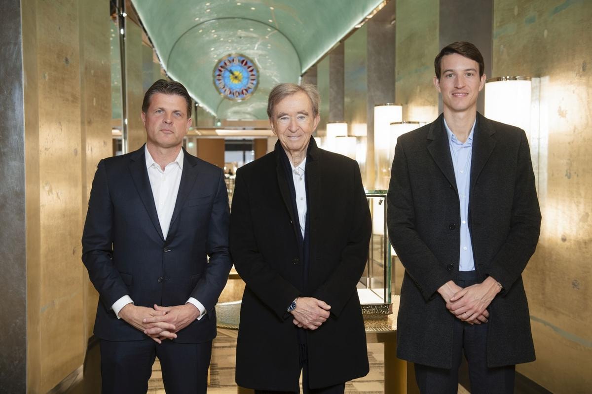Da sinistra: Anthony Ledru, presidente e amministratore delegato di Tiffany & Co.; Bernard Arnault, patron del gruppo Lvmh che ha tra i suoi brand la maison di gioielli, e il figlio Alexandre Arnault, deputy ceo di Moët Hennessy.