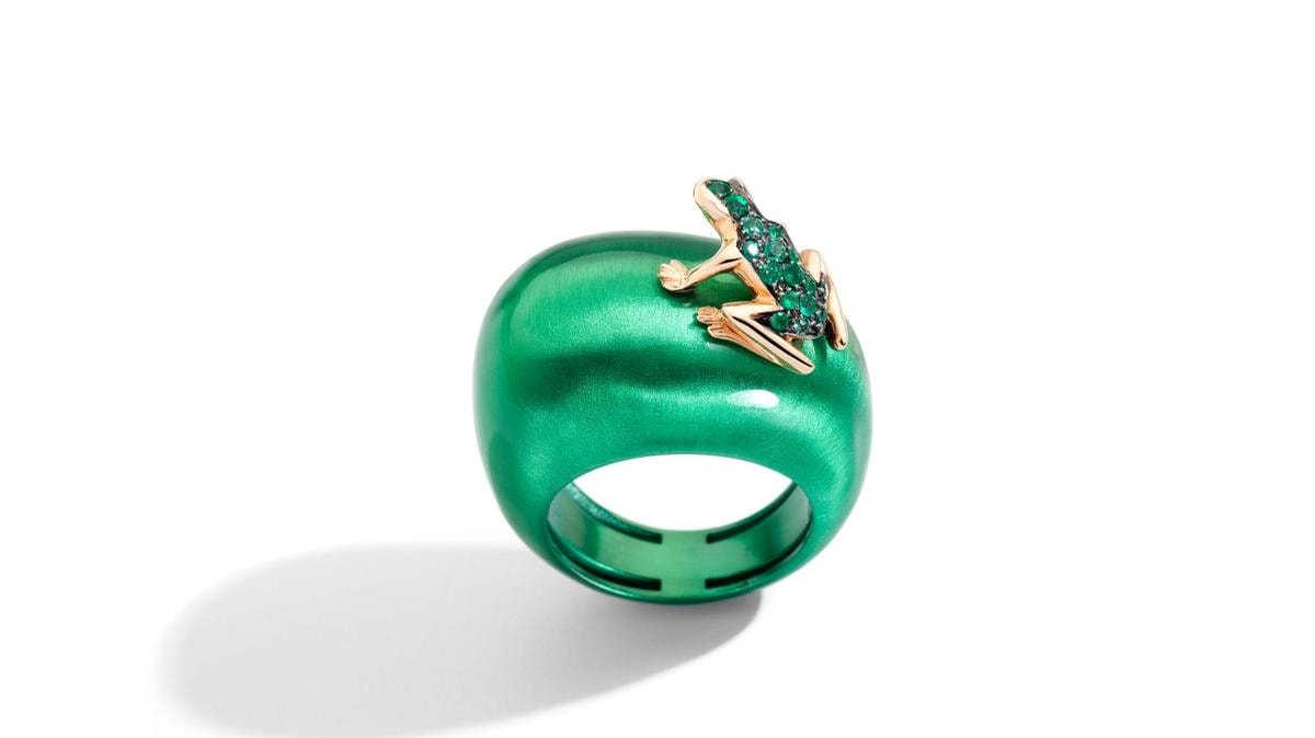Anello Happy Frog Metal in oro e smeraldi: una molla interna permette  di ridurre di 2 taglie.