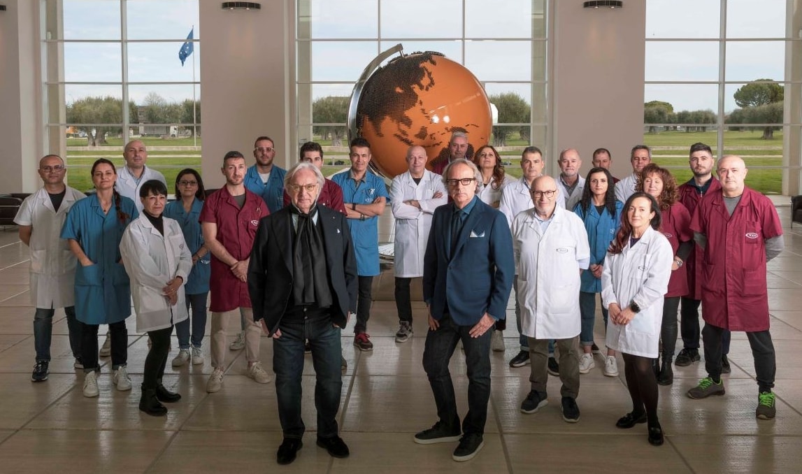 Diego e Andrea Della Valle con i dipendenti nella sede di Tod's (courtesy Tod's)
