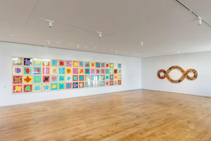 Sulla parete di destra, Terzo Paradiso, di Michelangelo Pistoletto.
