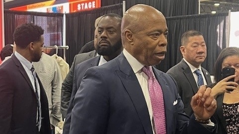 New York, il sindaco Eric Adams vuole fare pagare le bollette coi Bitcoin