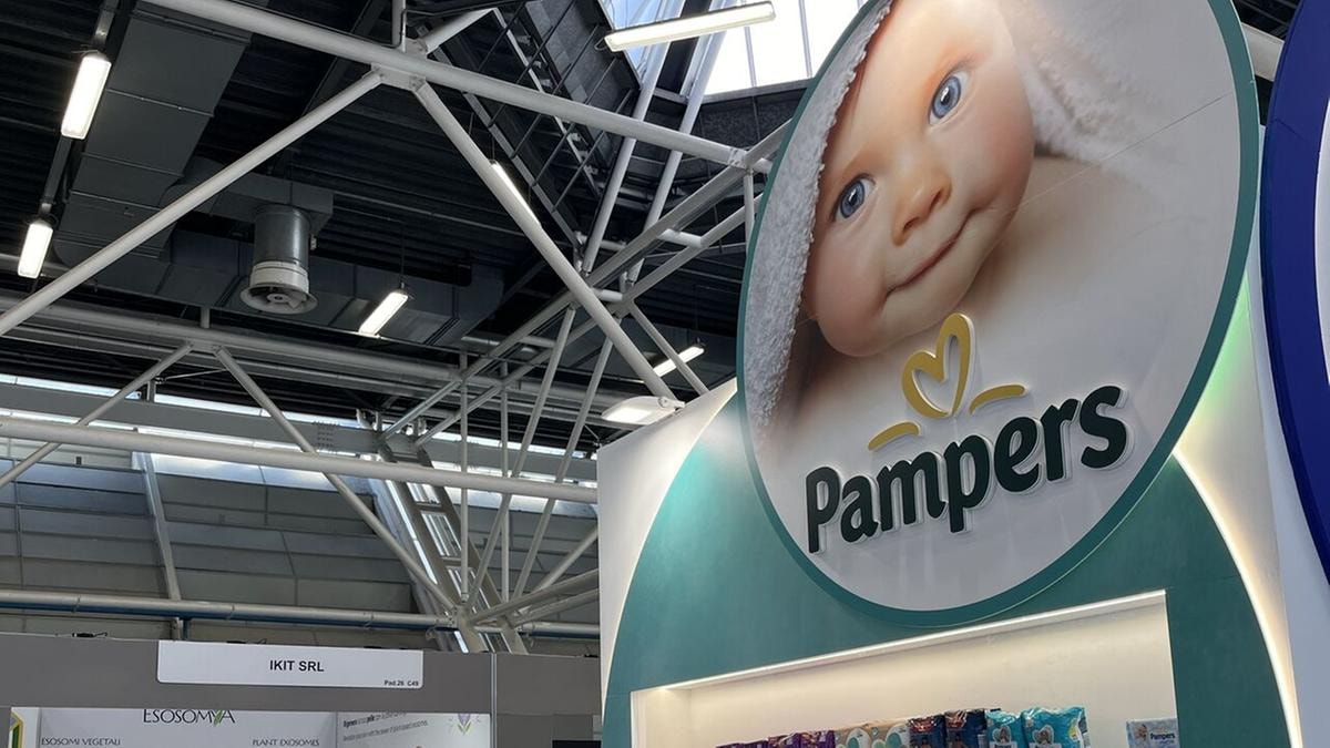 Procter &amp; Gamble prepara un maxi-taglio di dipendenti. Cosa c’è dietro la crisi del produttore di pannolini Pampers 