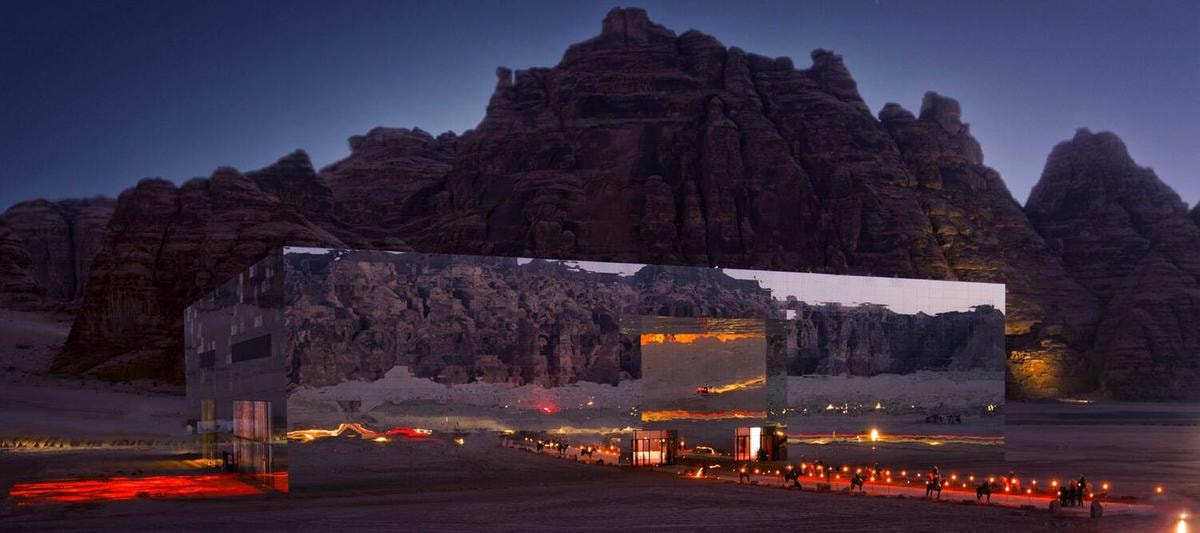 L'edificio simbolo di AlUla in cui si specchia il panorama circostante.