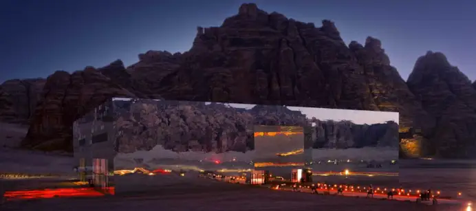 L'edificio simbolo di AlUla in cui si specchia il panorama circostante.