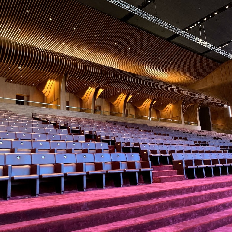 L'interno del Maraya Concert Hall con le sedute Pitagora di Poltrona Frau.