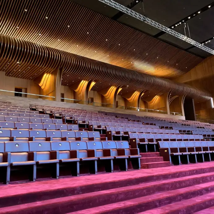 L'interno del Maraya Concert Hall con le sedute Pitagora di Poltrona Frau.