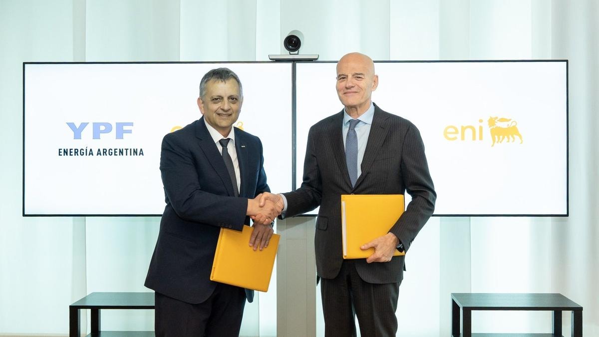 Il presidente d Ypf, Horacio Daniel Marín, e Claudio Descalzi, ceo Eni