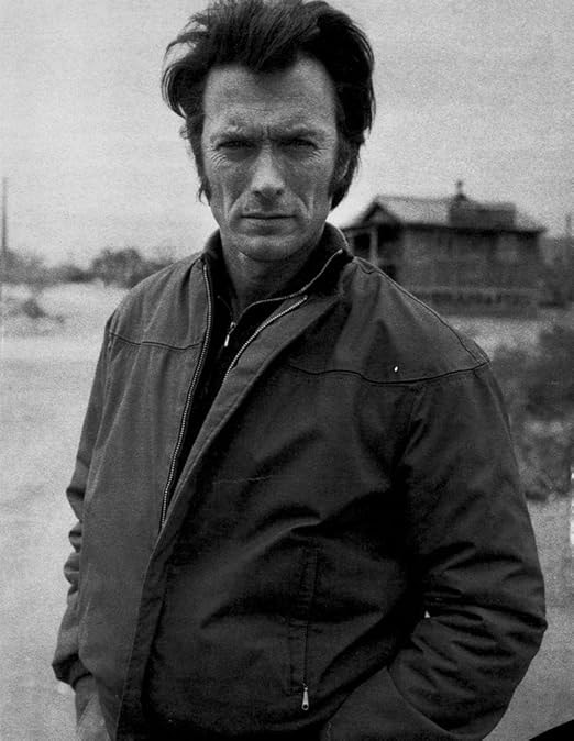 Clint Eastwood e quelle mani in tasca. Lo stile senza tempo di un’icona da 95 anni