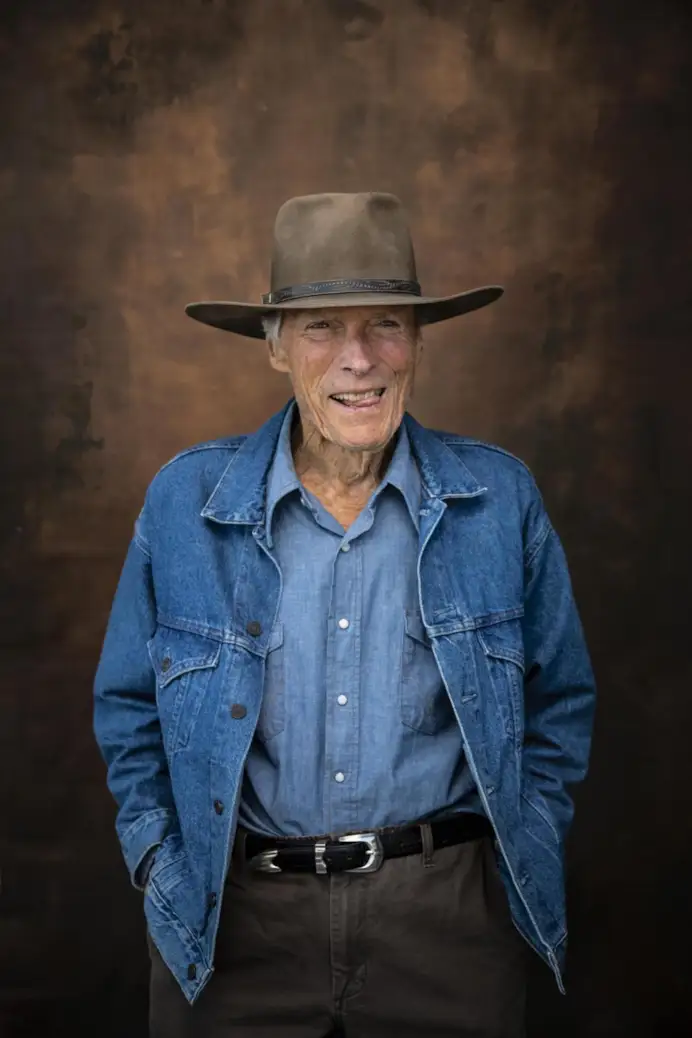 Clint Eastwood e quelle mani in tasca. Lo stile senza tempo di un’icona da 95 anni