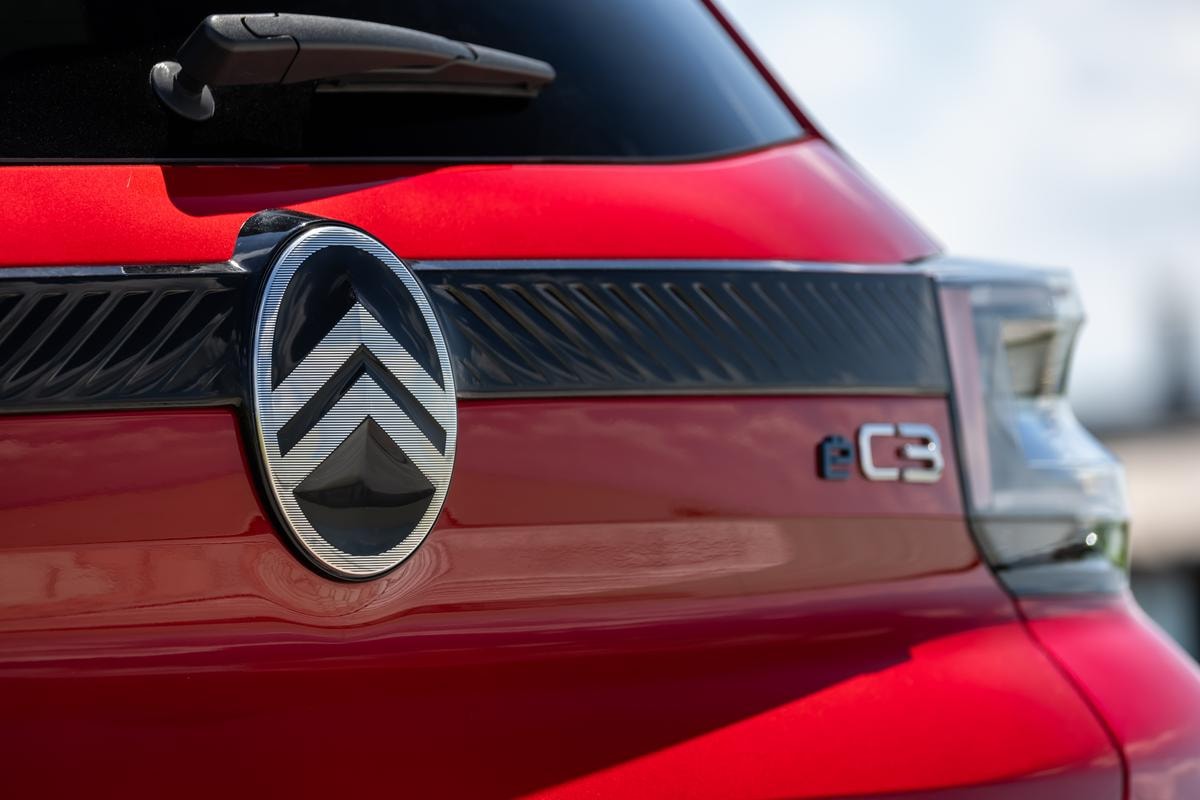 Tesla e Stellantis frenano, le cinesi Byd e Geely accelerano: chi vende più auto elettriche e ibride plug-in al mondo?