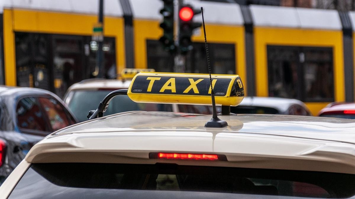 Rivolta di Los Angeles, i taxi robot di Waymo sono il bersaglio preferito dei manifestanti