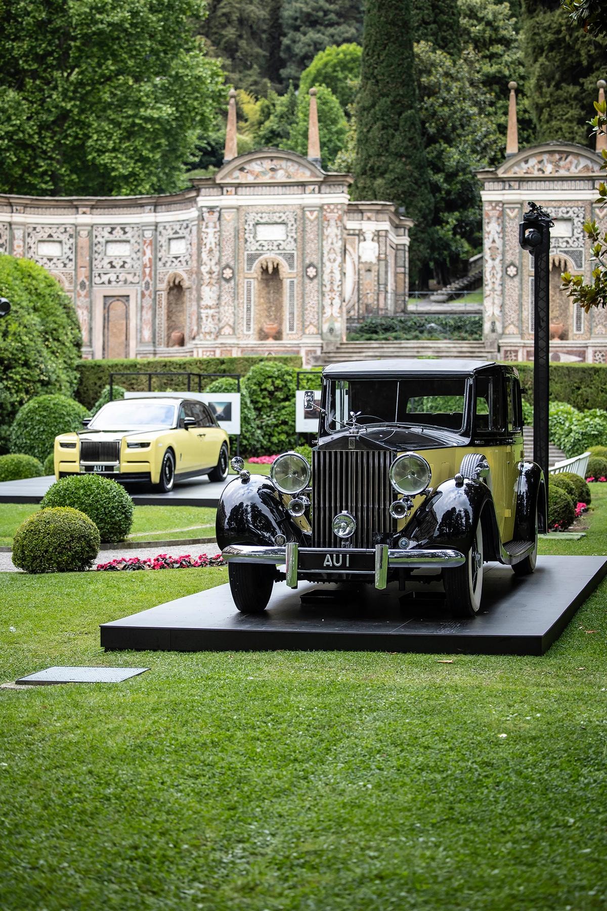 La Rolls-Royce Phantom I del 1925 color zabaione e, dietro, la Phantom Goldfinger, al debutto a Villa d’Este, in occasione del centenario della progenitrice