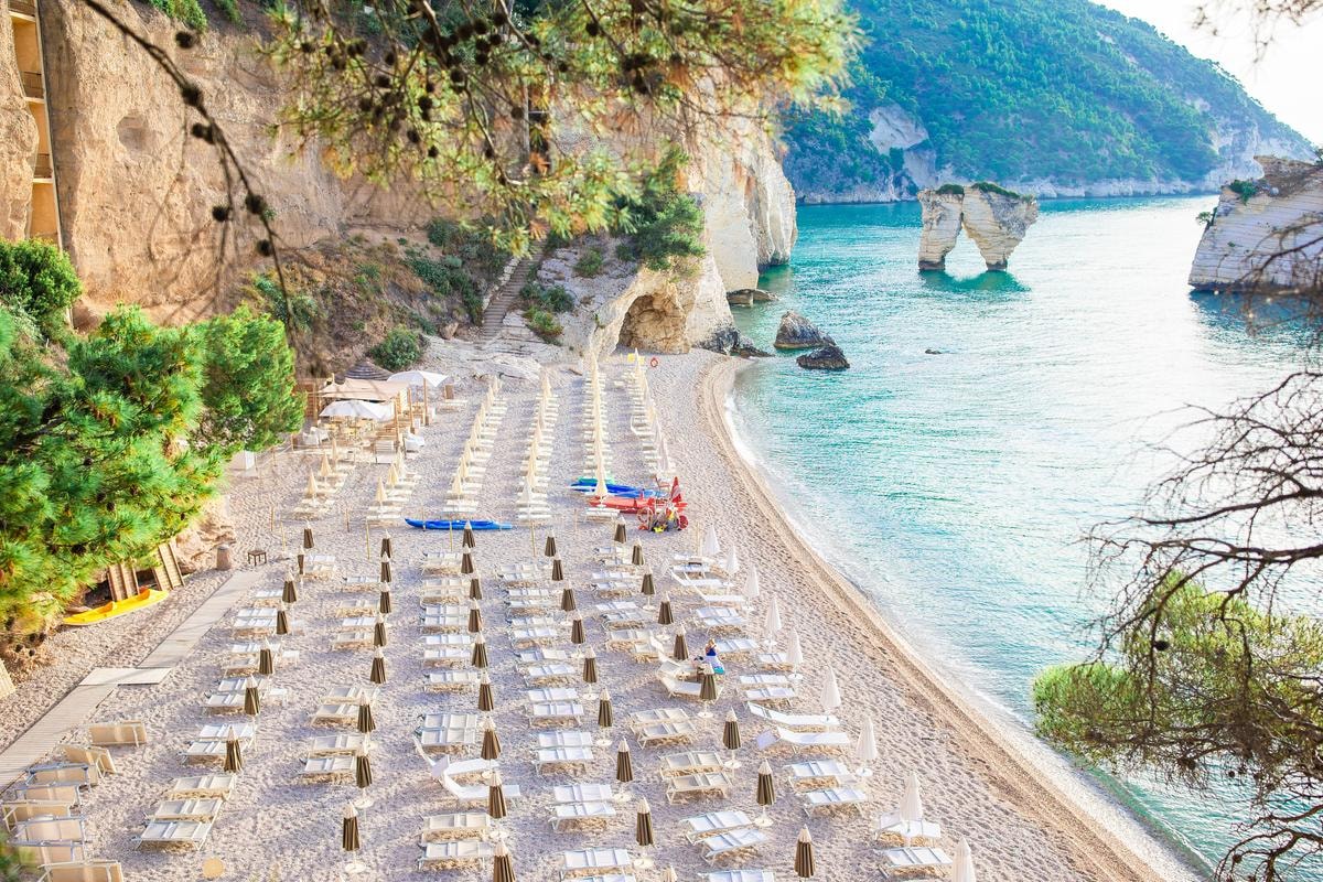 Baia Delle Zagare con i suoi due iconici faraglioni.