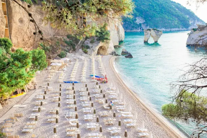 Baia Delle Zagare con i suoi due iconici faraglioni.