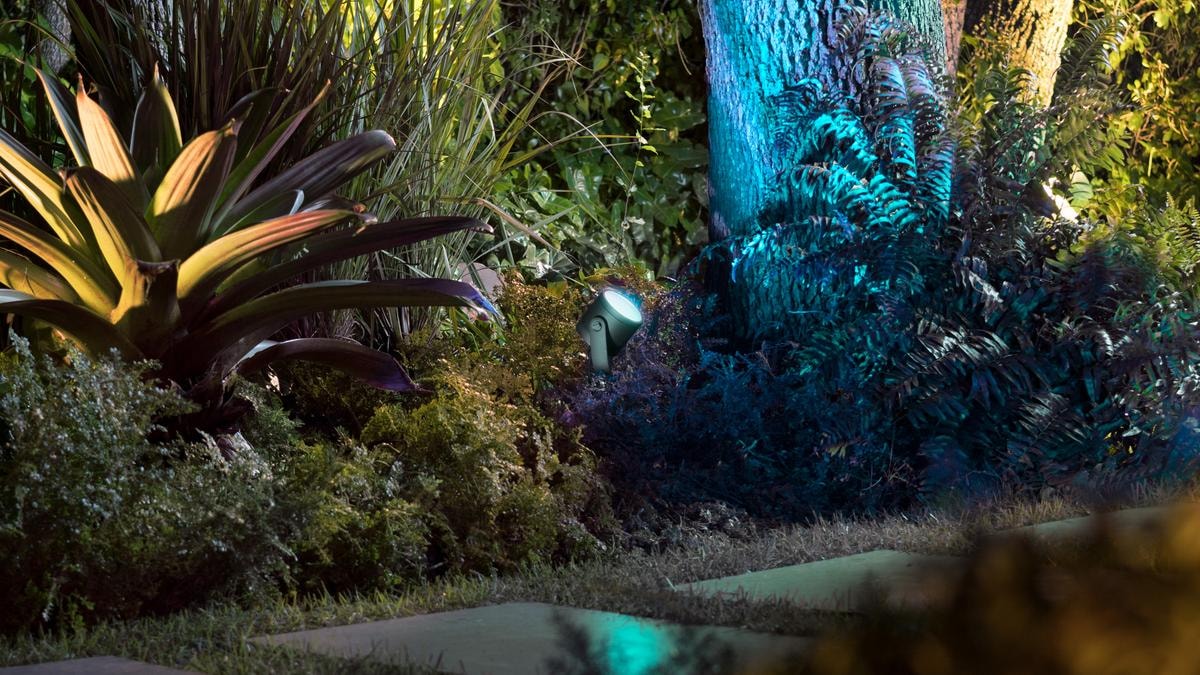 Philips Hue colora di luce anche i giardini