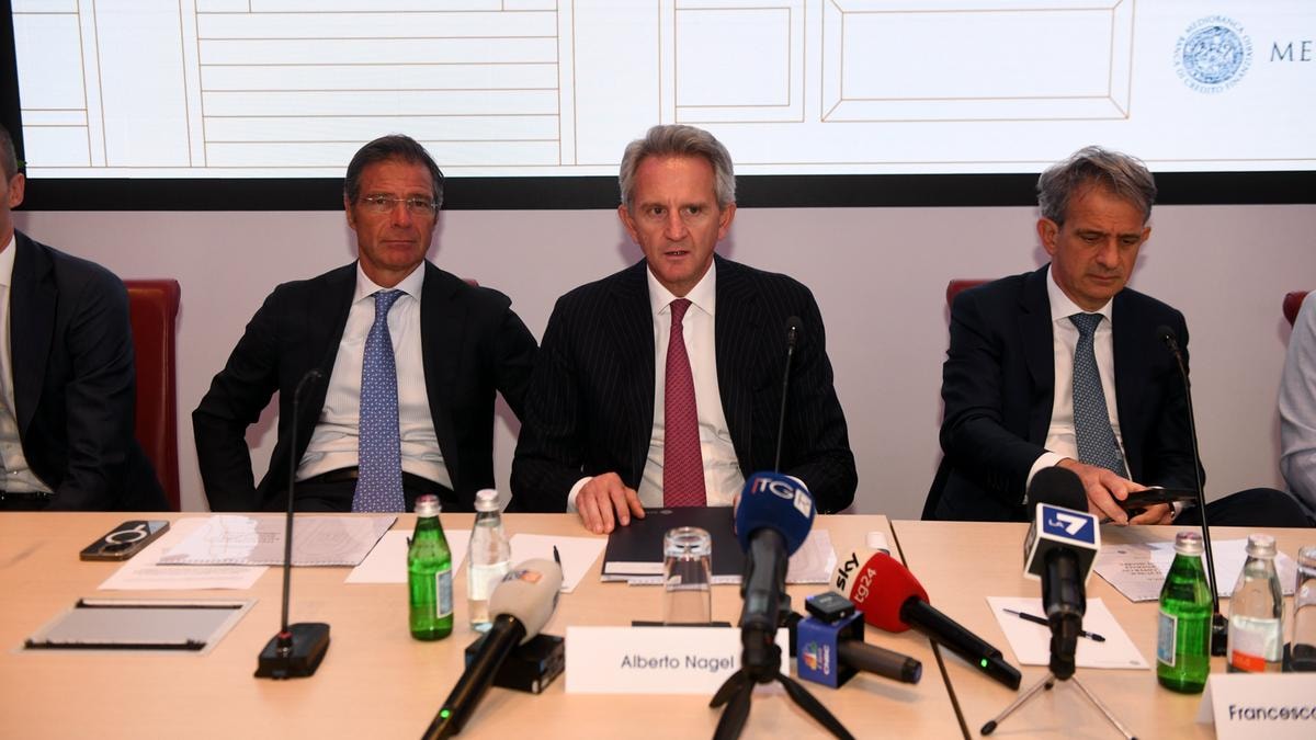 Mediobanca, rinviata al 25 settembre l’assemblea per l’ops su Banca Generali. Occhi puntati sul titolo e sul concambio con Mps