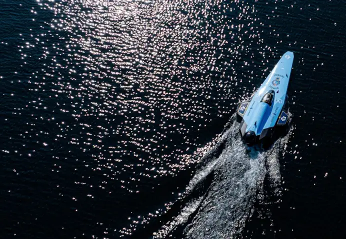 Il circuito E1 series della motonautica elettrica fa tappa in Italia. E annuncia un nuovo sponsor il gin colore zaffiro che difende l'oro blu