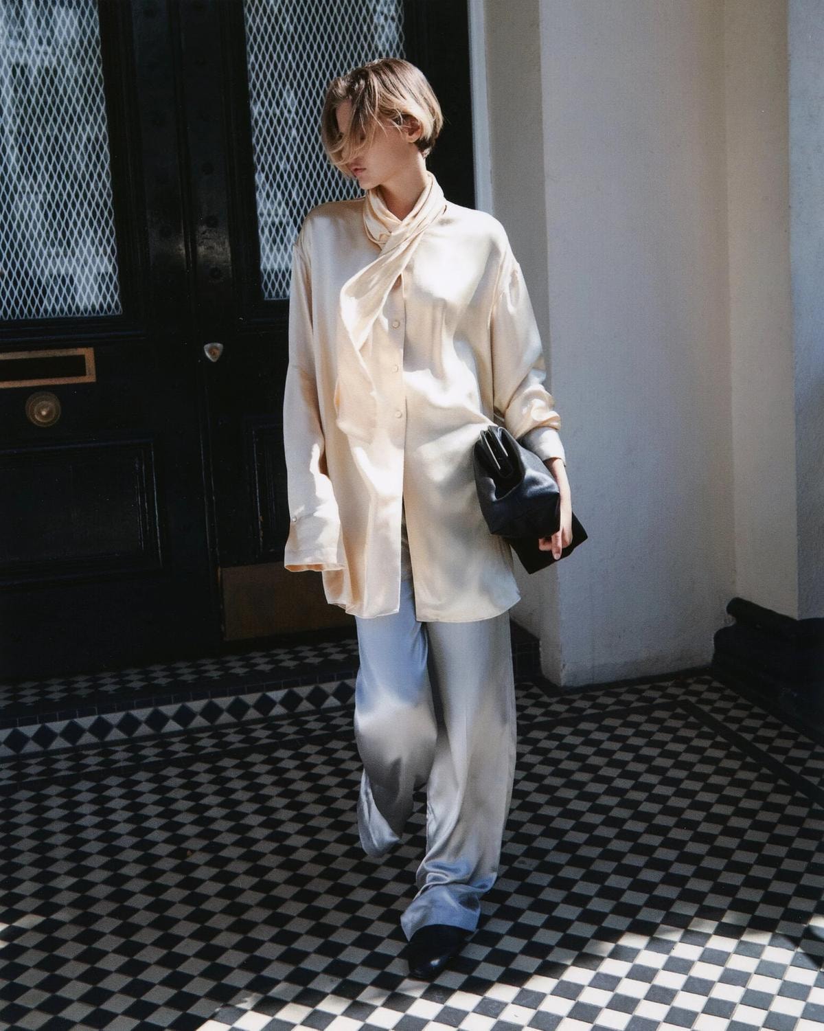 Un look Alberta Ferretti della collezione pre-fall 2025 (ph official website)