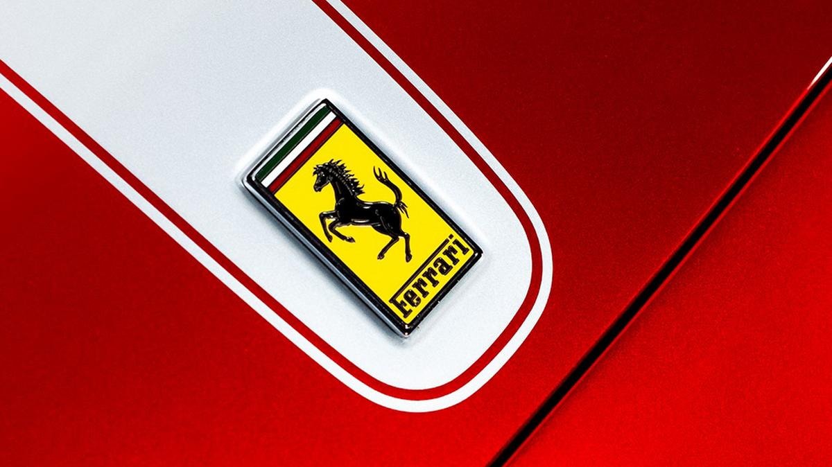Ferrari rinvia al 2028 il secondo modello elettrico: la domanda debole frena i piani di Maranello