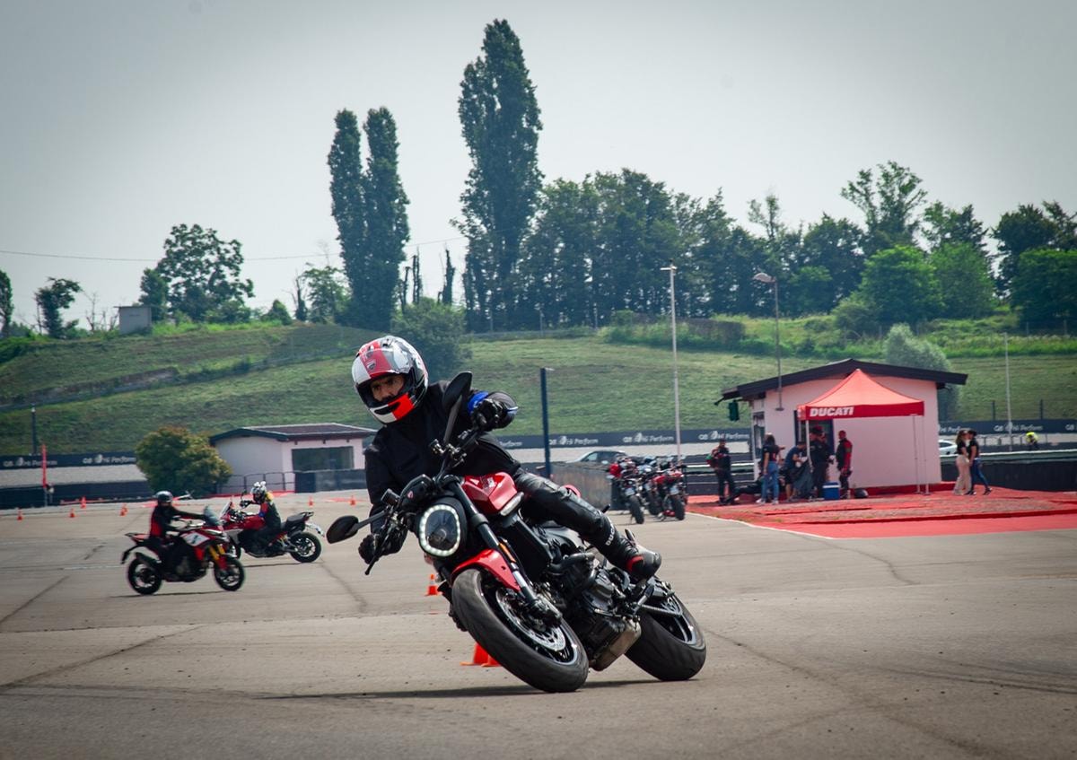 A Franciacorta si accende la passione: moto Ducati e Porsche 911 da provare in pista. Anche per principianti