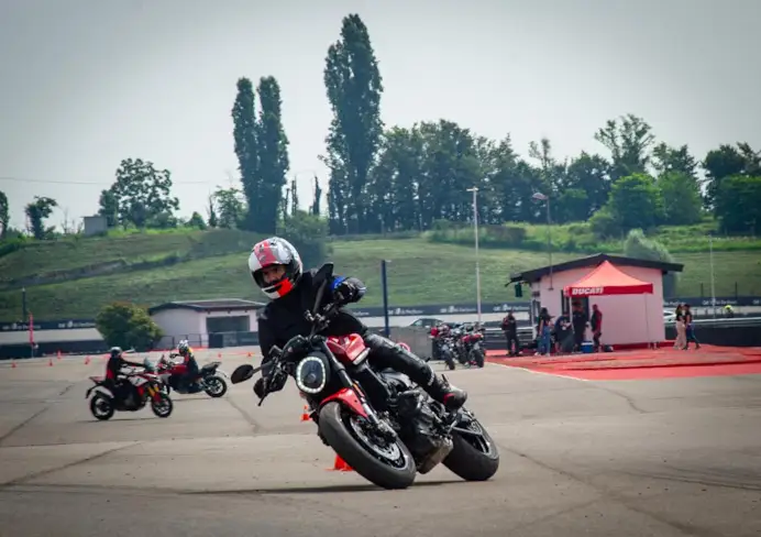 A Franciacorta si accende la passione: moto Ducati e Porsche 911 da provare in pista. Anche per principianti