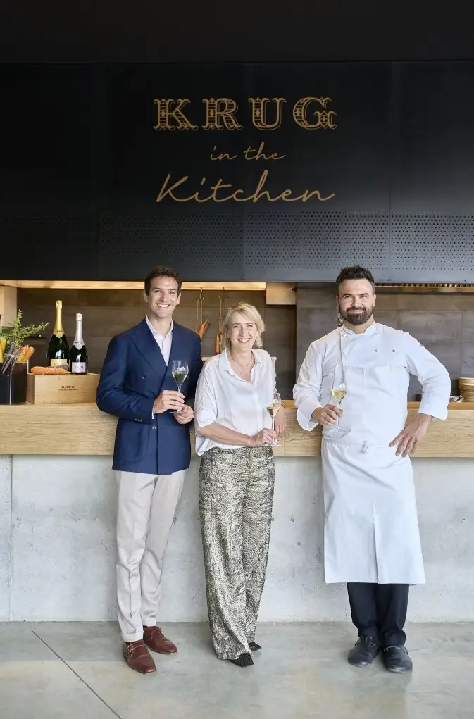 Julie Cavil, cheffe de cave di maison Krug, al centro tra il brand manager per l'Italia, Carlo Vallarino Gancia, e lo chef Enrico Croatti. ©LaFata