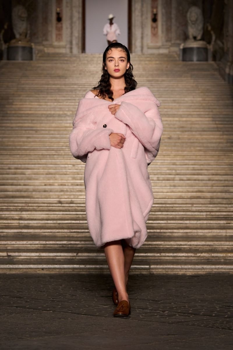Deva Cassel in passerella alla resort di Max Mara (courtesy Max Mara)