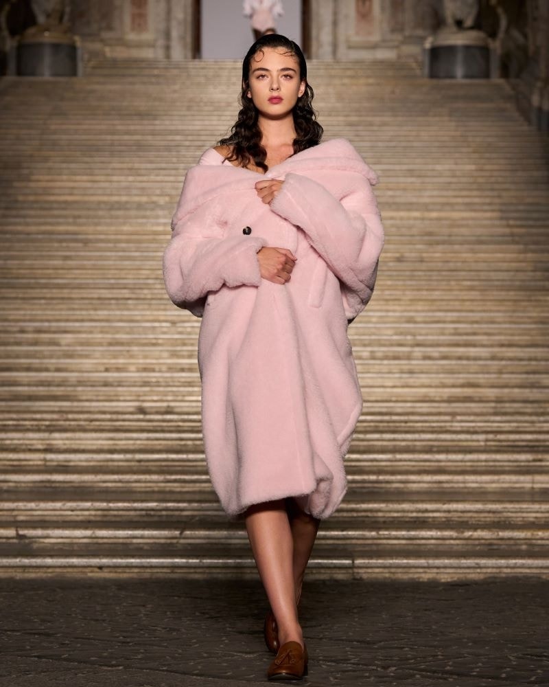 Deva Cassel in passerella alla resort di Max Mara (courtesy Max Mara)