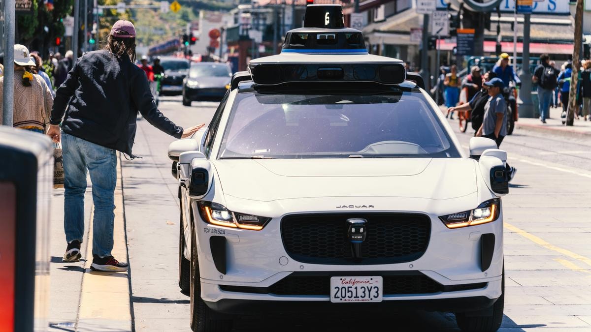Waymo, i robotaxi di Google arrivano a New York. Ma all’inizio dovranno avere un supervisore a bordo