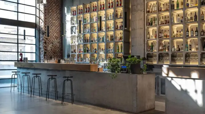 Di Moebius in Lubna, due locali a Milano dove cocktail, dj set e fine dining viaggiano alti. Anzi, su un altro binario