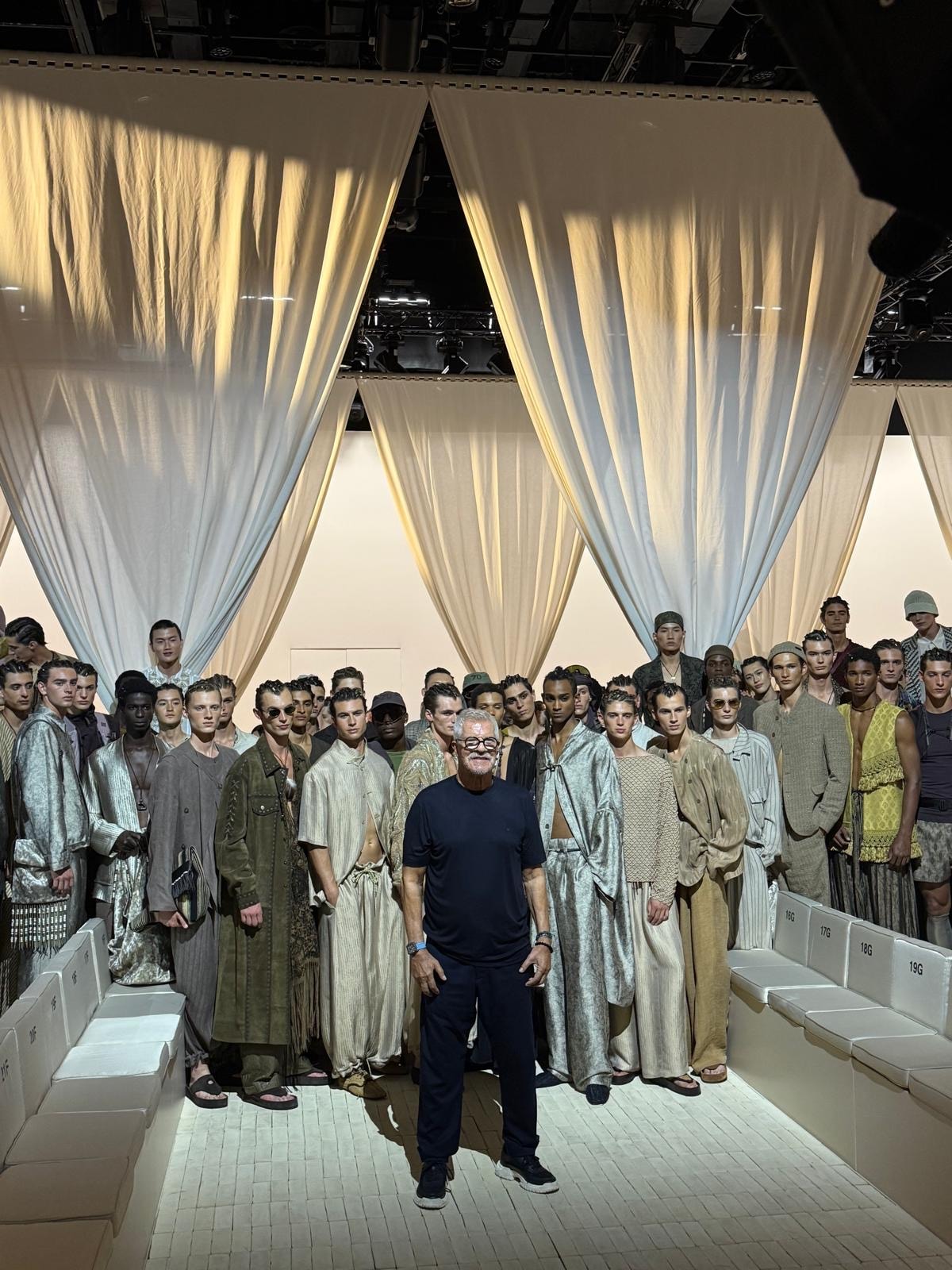 Il finale dello show Emporio Armani (ph Tommaso Palazzi)