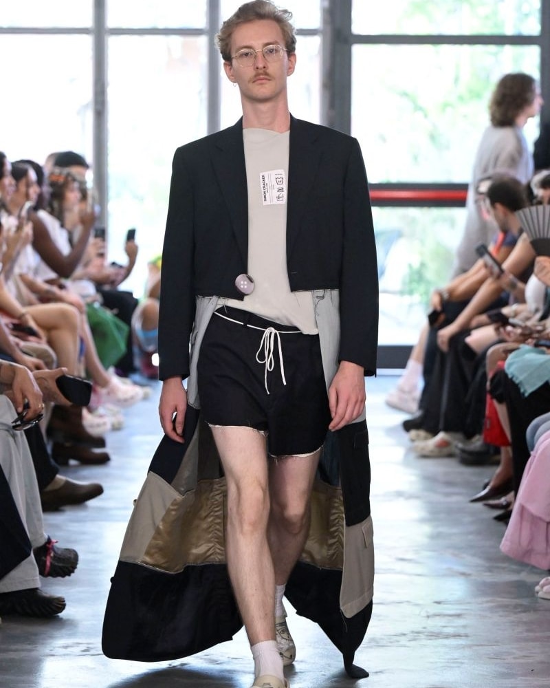 Un look Simon Cracker s-s 2026 (ph Francesc Ten/MFF)