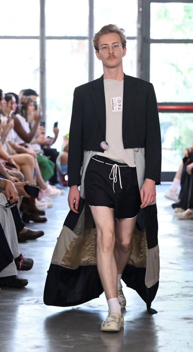 Un look Simon Cracker s-s 2026 (ph Francesc Ten/MFF)