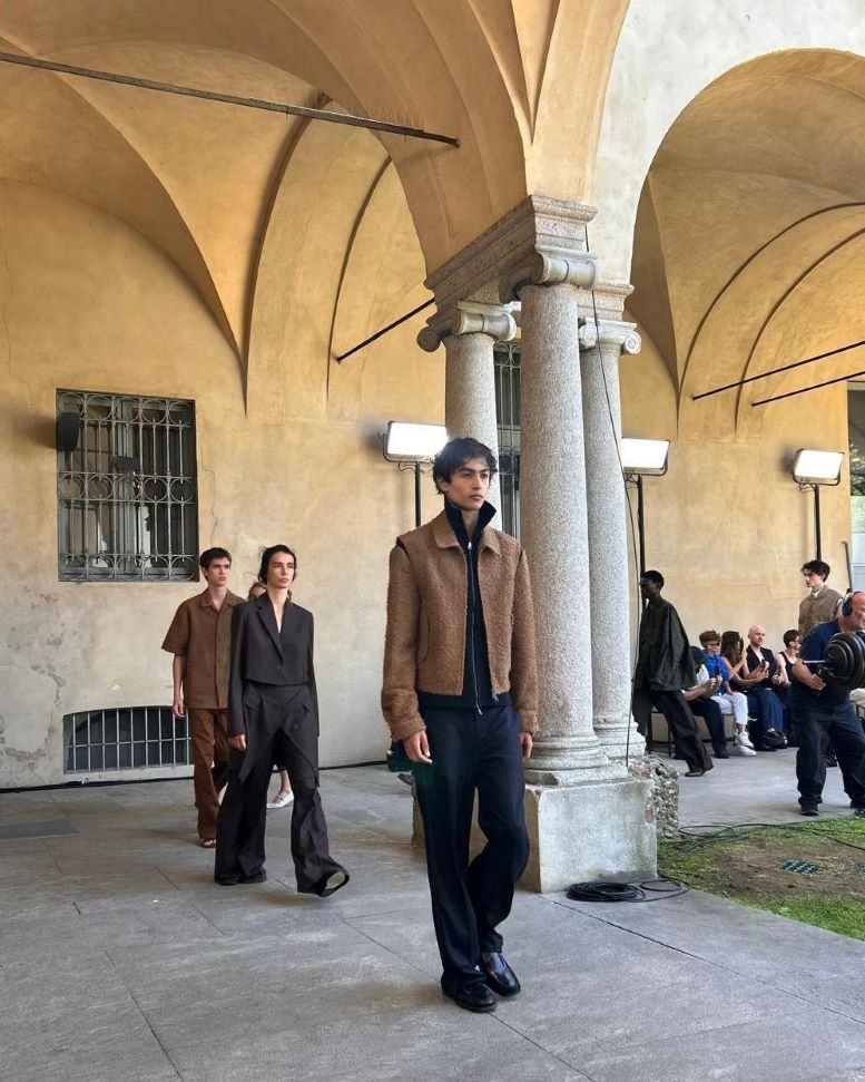 Qasimi, per il debutto omaggia il fondatore